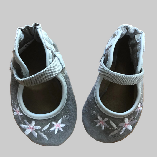 NWOT Robeez Gray Floral Leather Soft Sole Shoes 0-6M (Pre-Loved)