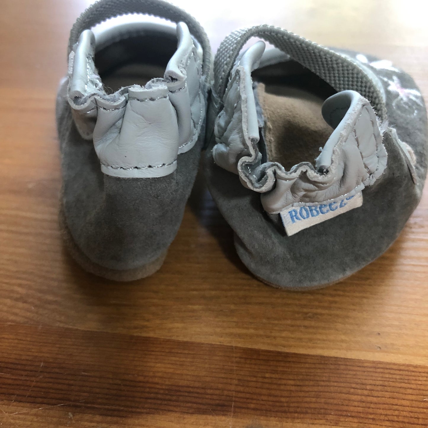NWOT Robeez Gray Floral Leather Soft Sole Shoes 0-6M (Pre-Loved)