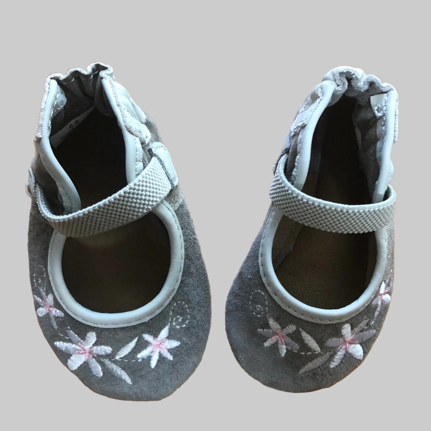 NWOT Robeez Gray Floral Leather Soft Sole Shoes 0-6M (Pre-Loved)