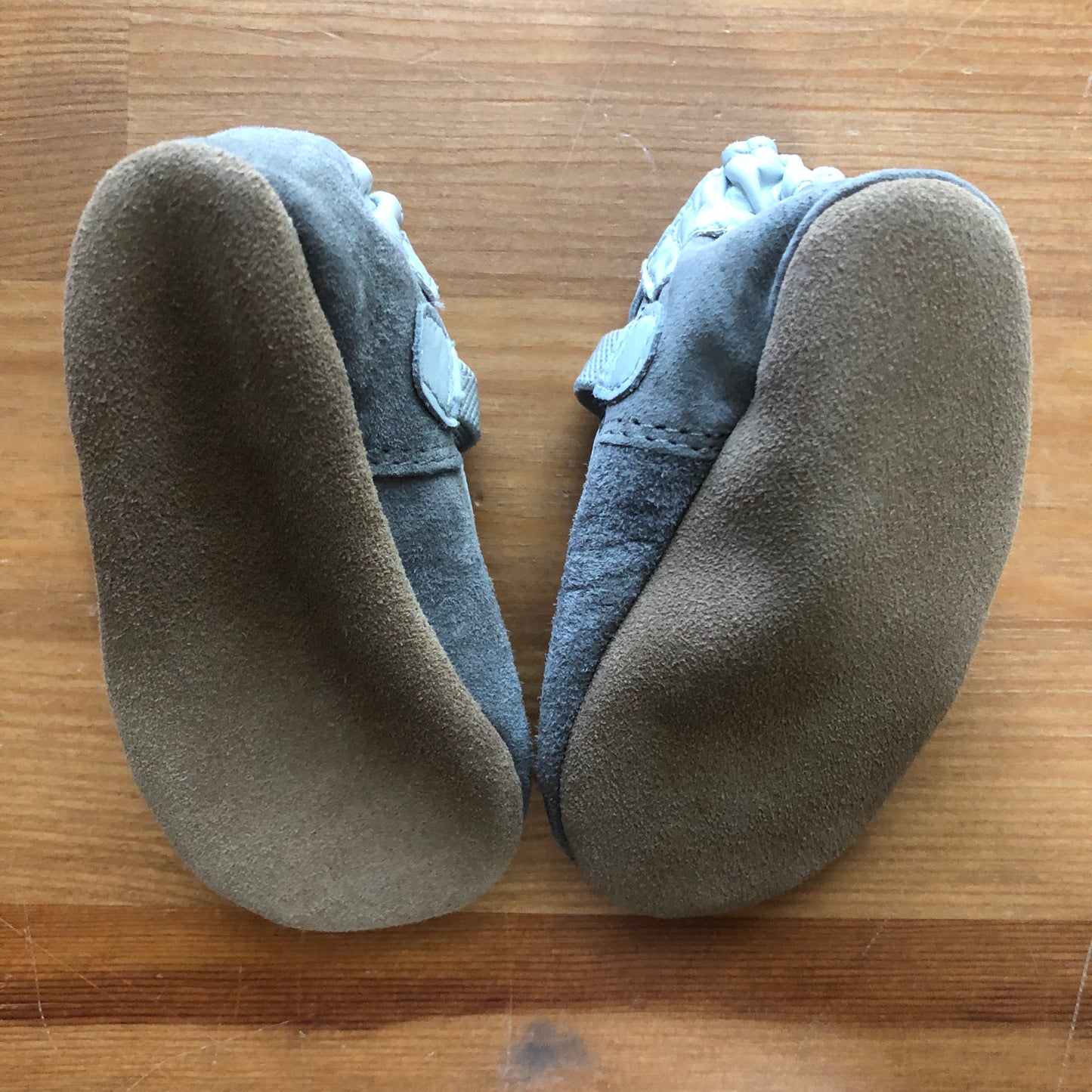 NWOT Robeez Gray Floral Leather Soft Sole Shoes 0-6M (Pre-Loved)