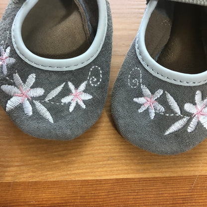 NWOT Robeez Gray Floral Leather Soft Sole Shoes 0-6M (Pre-Loved)